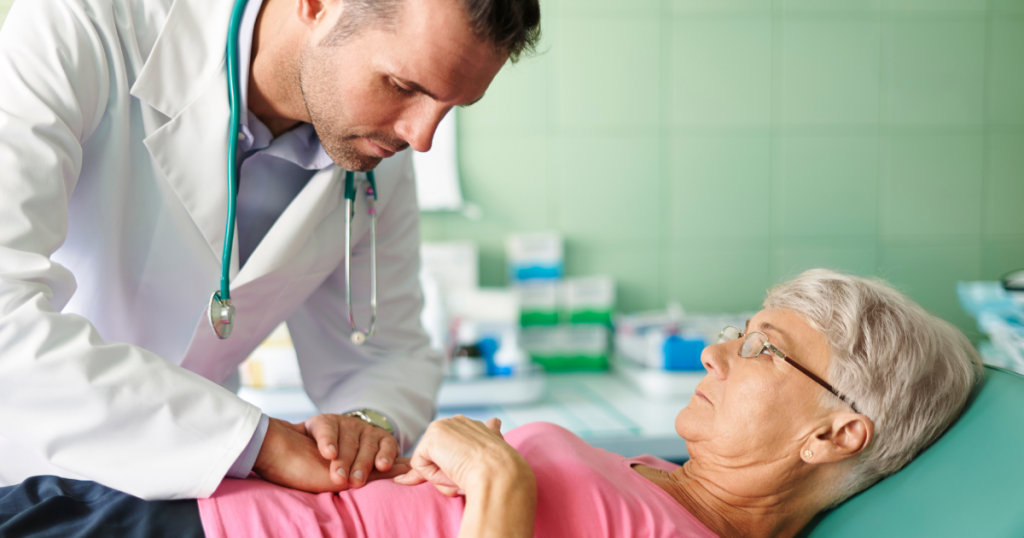 gastroenterologista examinando uma paciente