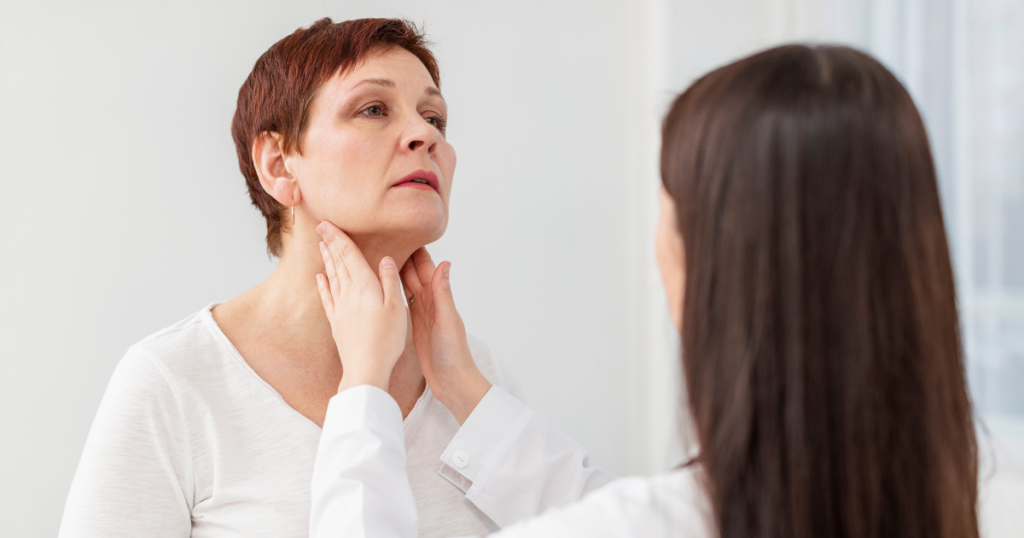 mulher passando em consulta com uma endocrinologista