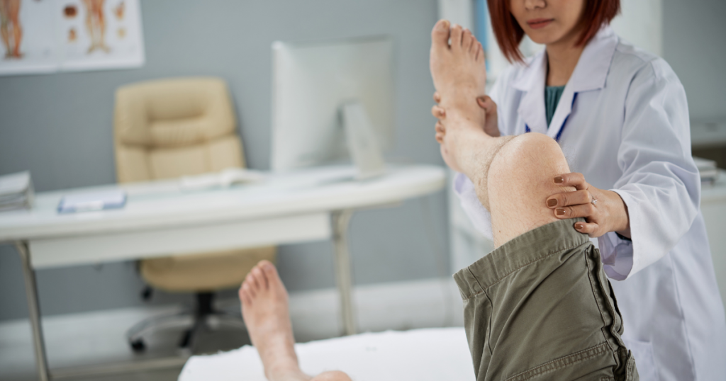 homem sendo examinado por uma reumatologista