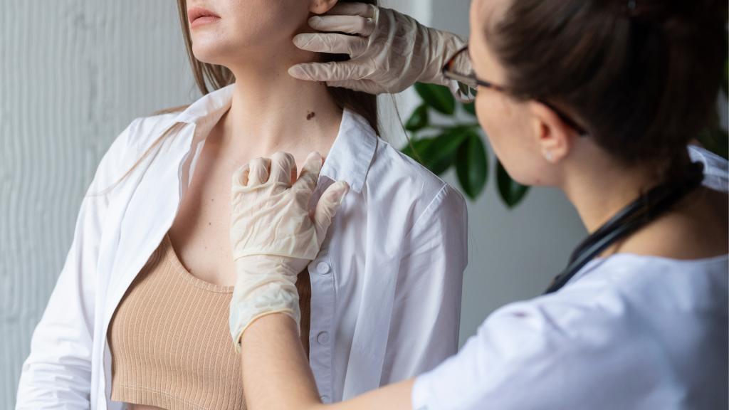 médica diagnosticando um câncer de pele no pescoço de uma paciente