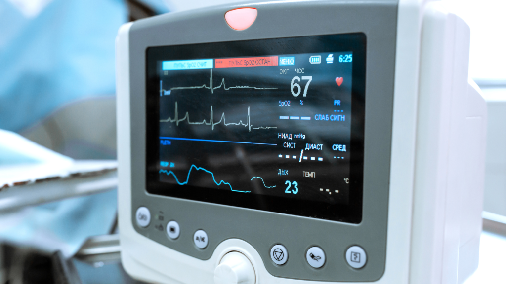 Monitoramento cardíaco sendo acompanhado durante o processo de monitoramento anestésico em uma cirurgia gastrointestinal.